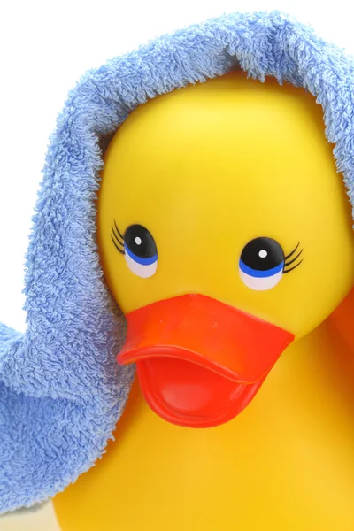 Pato amarelo de borracha com toalha — Fotografia de Stock