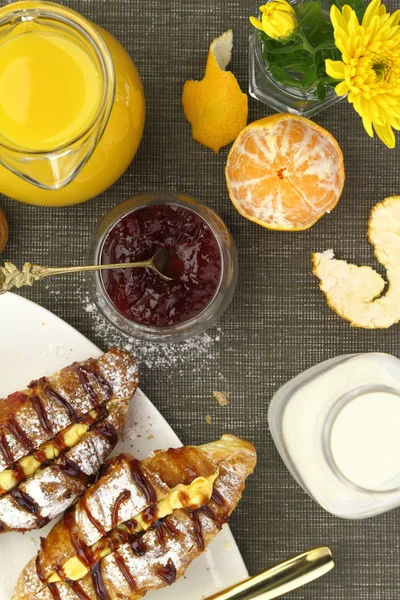 Breakfast with croissants and beverages — Stock Photo, Image