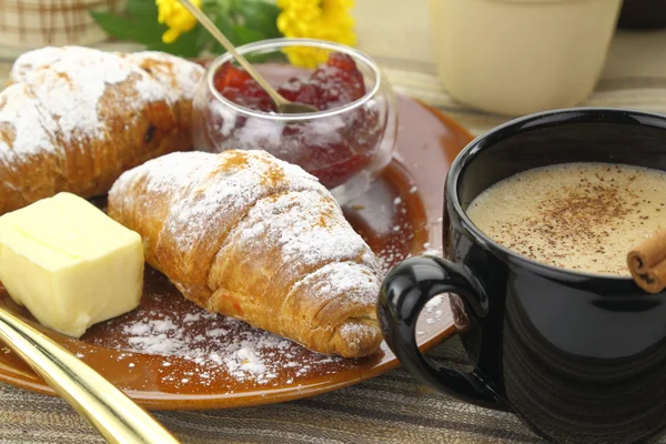 Сніданок з круасанами та кавою — стокове фото