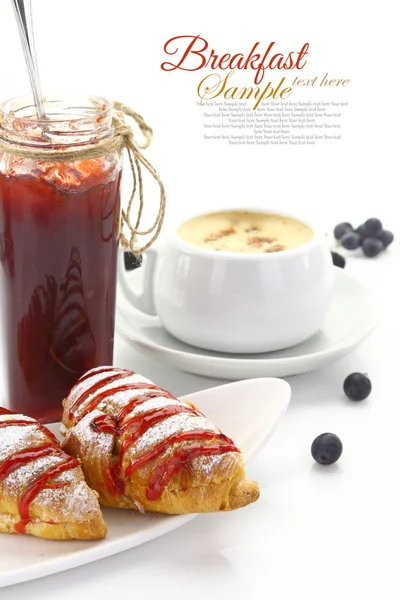 Frukost med croissanter och kaffe — Stockfoto