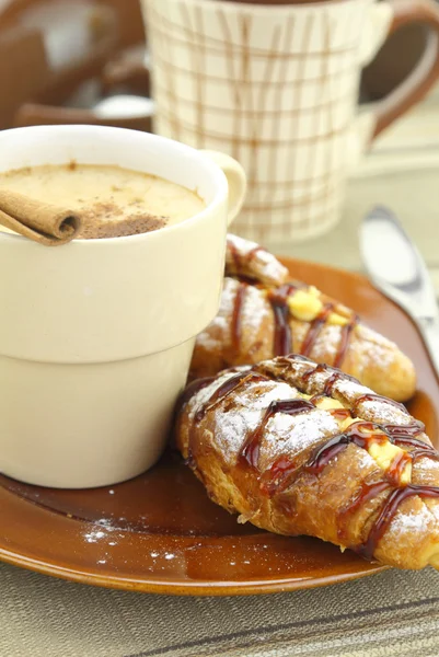 Frukost med croissanter och kaffe — Stockfoto