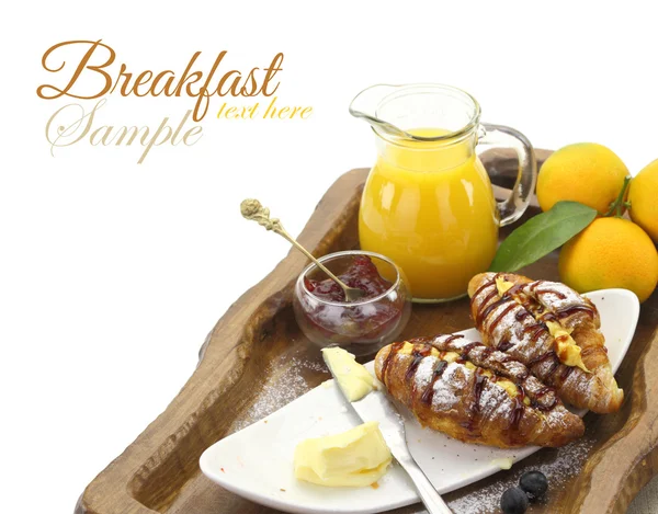 Breakfast with croissants and beverages on tray — Stock Photo, Image