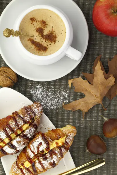 Petit déjeuner avec croissants et café — Photo