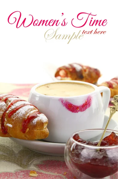 杯咖啡与口红印和羊角面包用草莓果酱 — 图库照片