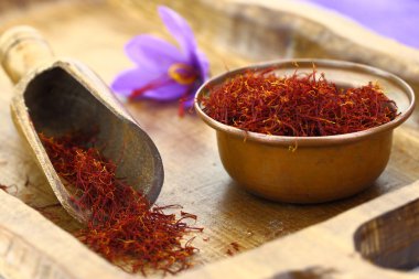 kurutulmuş safran baharat ve safran çiçeği