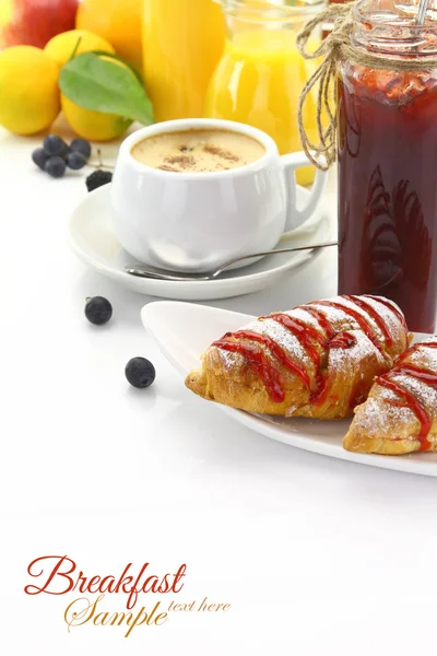 Breakfast with croissants and beverages — Stock Photo, Image