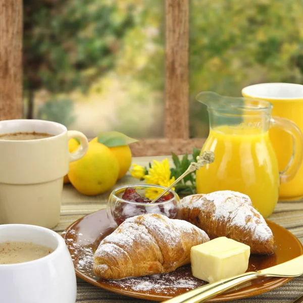 Colazione con croissant e bevande — Foto Stock