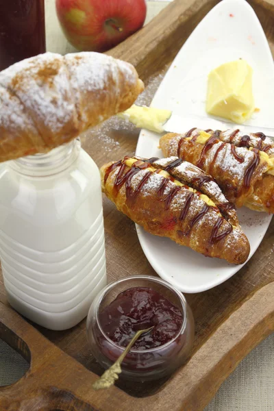 Breakfast with croissants and milk — Stock Photo, Image