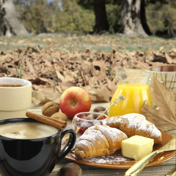 Frukost med croissanter med höstens bakgrund — Stockfoto