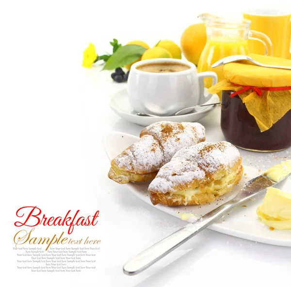 Frukost med croissanter och drycker — Stockfoto