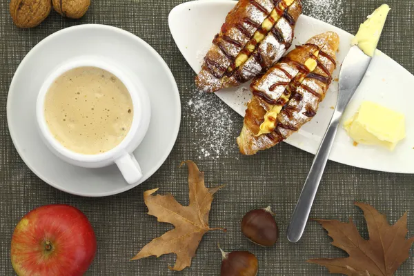 Snídaně s croissanty a kávou — Stock fotografie