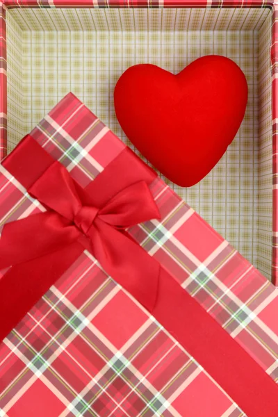 Huidige doos met rood hart binnen — Stockfoto