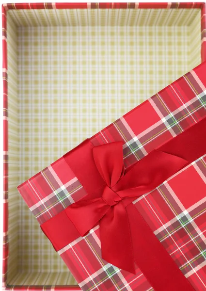 Boş hediye kutu kırmızı kurdele ile tepesinde — Stok fotoğraf
