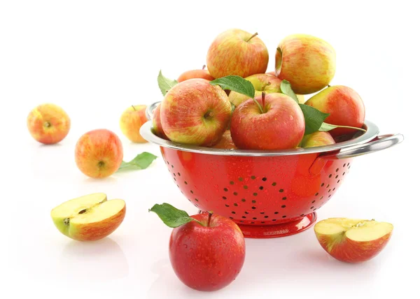 Manzanas en colador, aisladas sobre blanco —  Fotos de Stock