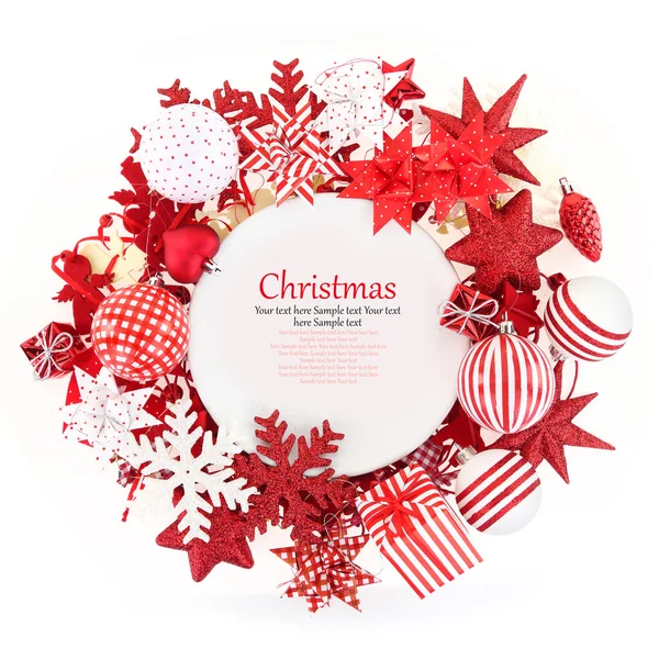 Piatto bianco con ornamenti natalizi intorno — Foto Stock