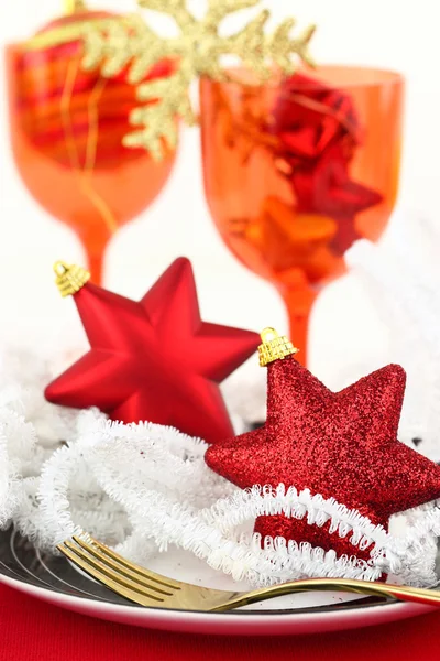 Cenário de mesa de Natal com ornamentos em um prato — Fotografia de Stock