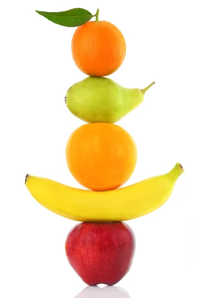 Frutos en fila aislados sobre blanco — Foto de Stock
