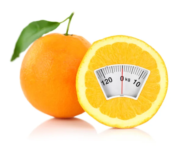 Масштаб ваги на апельсині, концепція дієти — стокове фото