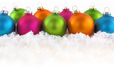 Renkli Noel topları kar