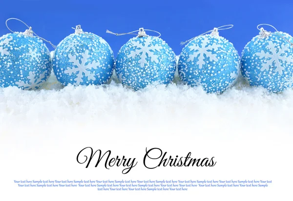 Palle di Natale blu sulla neve — Foto Stock