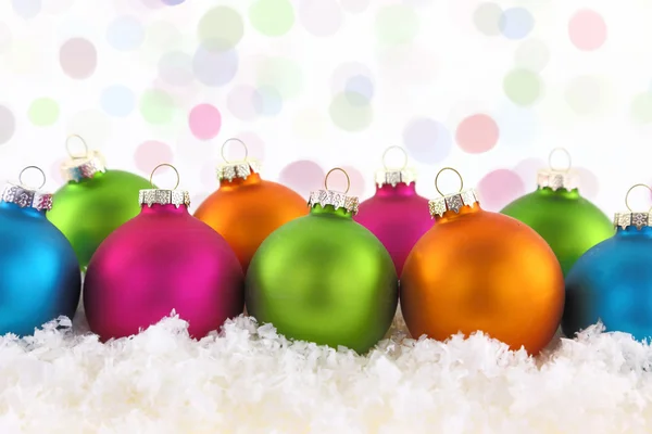 Цветные рождественские шары на снегу — стоковое фото