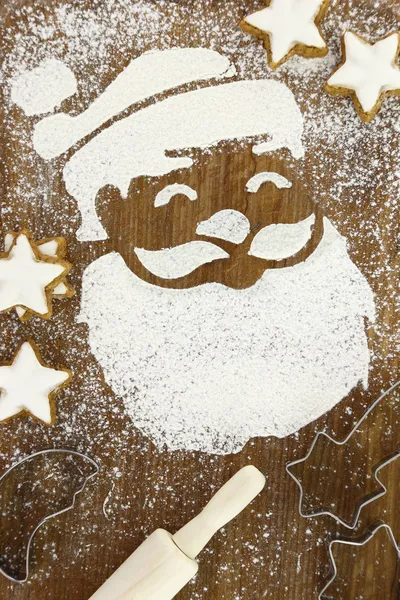 サンタ クロースと雪の小麦粉とベーキングのための概念 — ストック写真