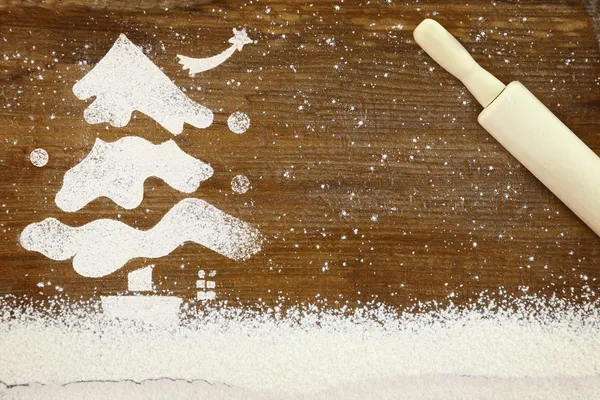 Konzept zum Backen mit verschneitem Weihnachtsbaum aus Mehl — Stockfoto