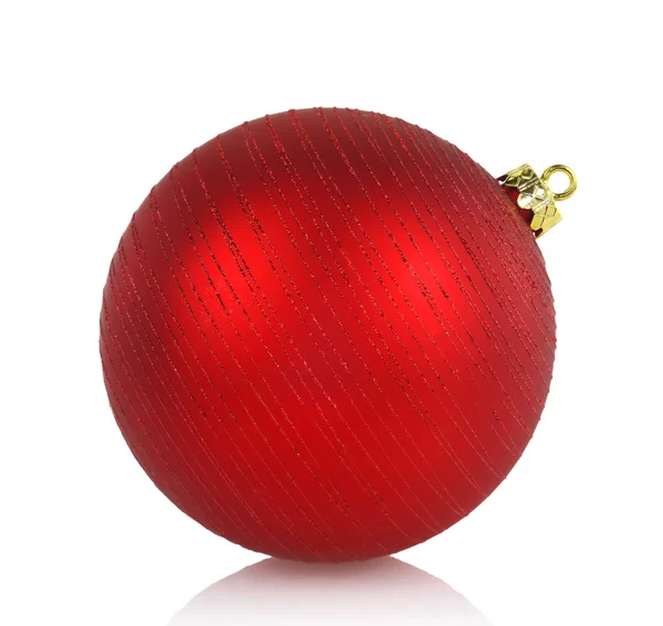 Grande boule de Noël rouge isolée sur fond blanc — Photo