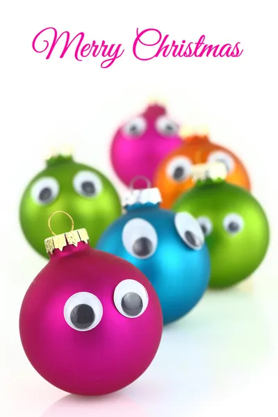 Coloridas bolas de Navidad lindo con los ojos aislados en blanco — Foto de Stock
