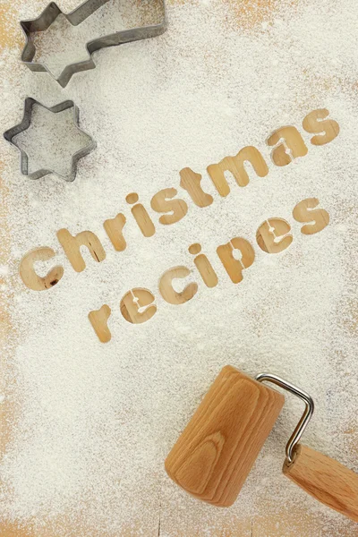Recetas de Navidad escribiendo sobre fondo de harina — Foto de Stock