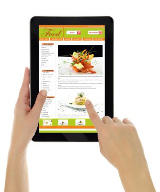 Tablet izole tarifi web sitesi şablonuyla tutan eller