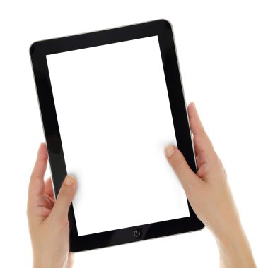 dikey olarak boş bir ekran ile tablet tutan eller izole