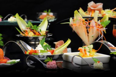 siyah arka plan üzerine çeşitli festival gurme yemekleri