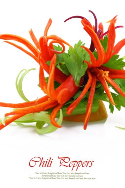 üzerine beyaz izole kırmızı serin biber çiçek dekorasyonu