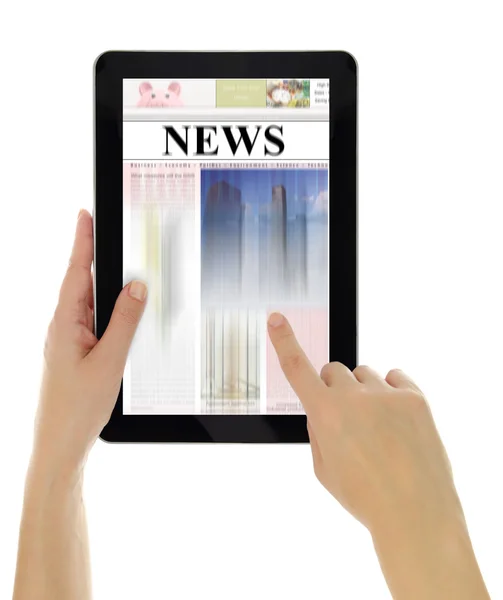 Χέρι κύλιση ψηφιακών ειδήσεων στον υπολογιστή tablet — Φωτογραφία Αρχείου