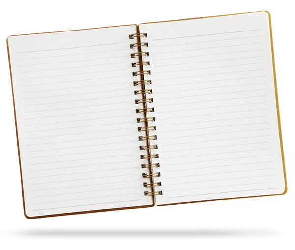 Открытый чистый блокнот со спиралью, изолированной на белом
