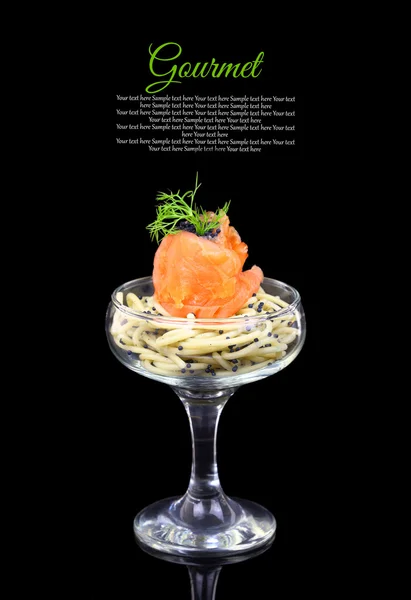 Salmão fumado com macarrão e caviar, cozinha gourmet — Fotografia de Stock