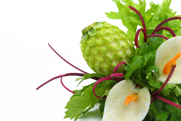 Calla Lelie bloemen gesneden uit groenten geïsoleerd op wit — Stockfoto