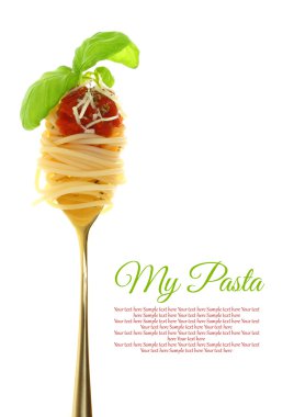 spagetti, sos domates ve fesleğen izole çatal