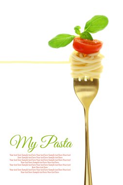 spagetti, domates ve fesleğen üzerinde beyaz izole çatal