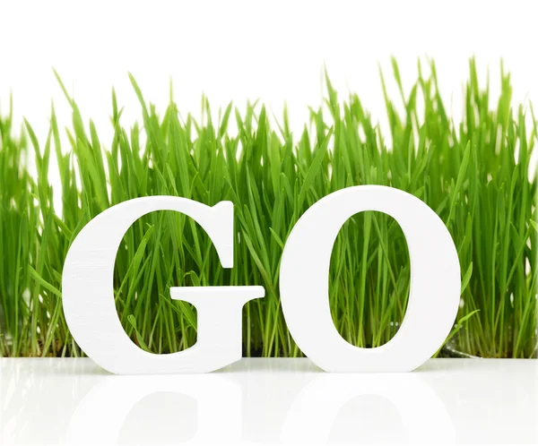 Go green mit Text und Gras isoliert auf weiß — Stockfoto