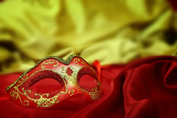 Vintage venezianische Karnevalsmaske auf samtigem Hintergrund — Stockfoto