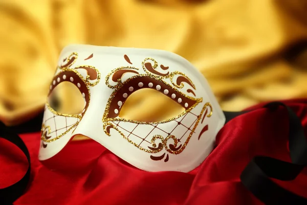 Máscara de carnaval veneciano vintage sobre fondo de terciopelo — Foto de Stock