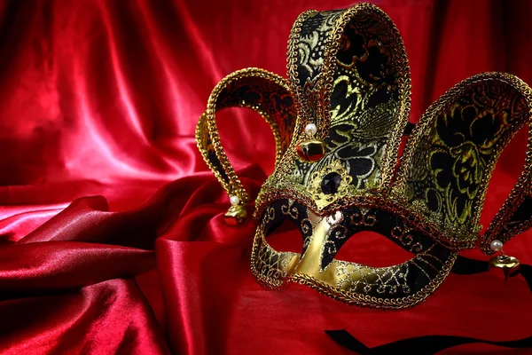 Masque de carnaval vénitien vintage sur fond de velours — Photo
