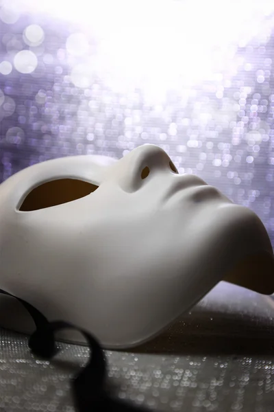 Bílá maska s třpytivé pozadí — Stock fotografie