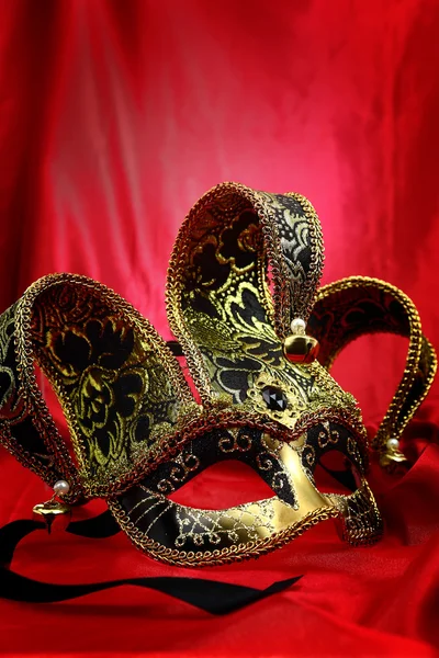 Mască de carnaval venețian de epocă pe fundal de catifea — Fotografie, imagine de stoc