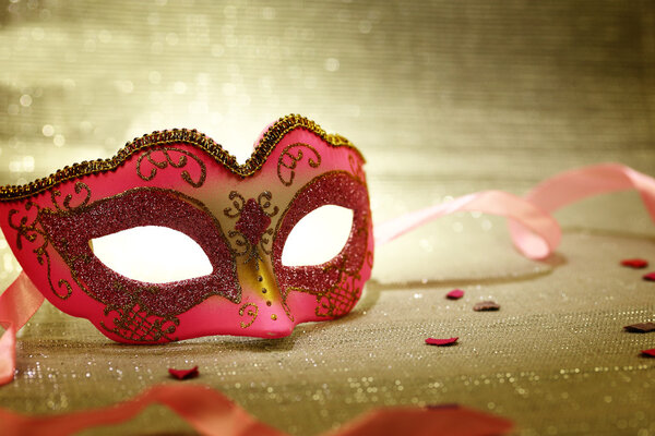 Винтажная розовая карнавальная маска
