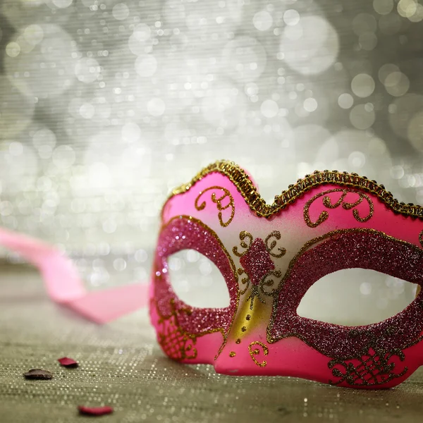 Růžový karnevalovou masku s třpytivé pozadí — Stock fotografie