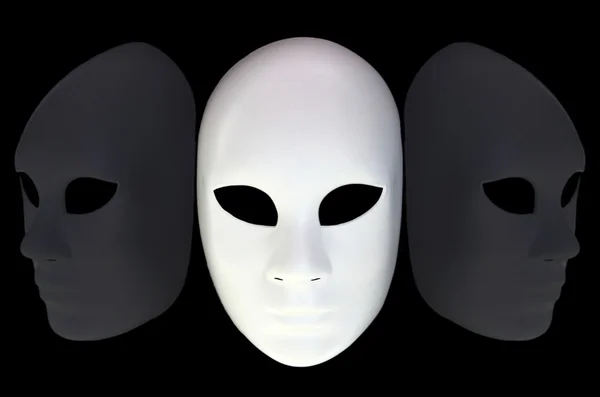 Wit masker met reflectie op zwarte achtergrond — Stockfoto