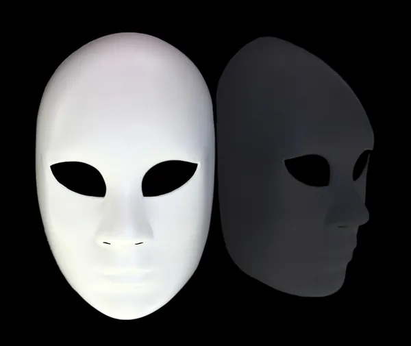 Máscara branca com reflexão sobre fundo preto — Fotografia de Stock